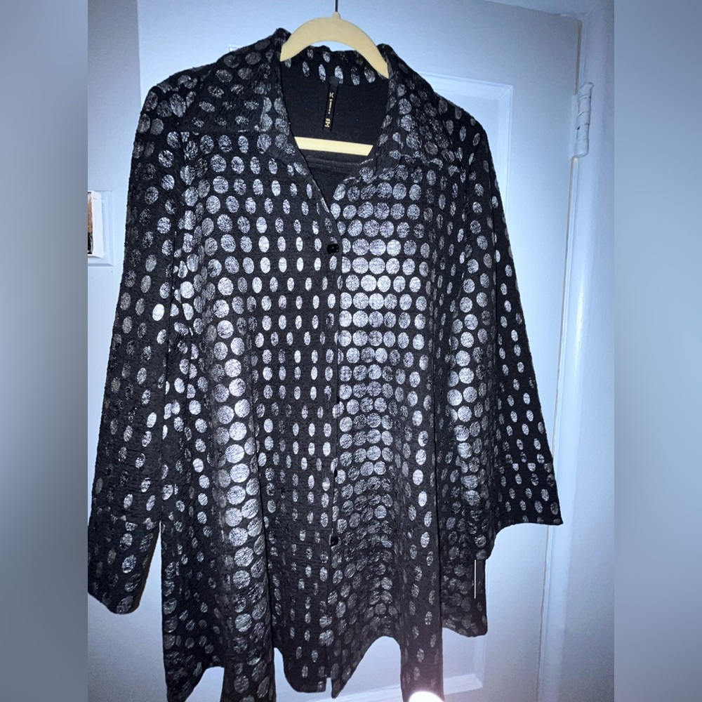 IC by Connie K Holiday Blazer Black and silver. Size XXL single button cape